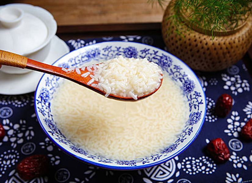 制作米酒时，糯米是蒸熟好还是煮熟好呢
